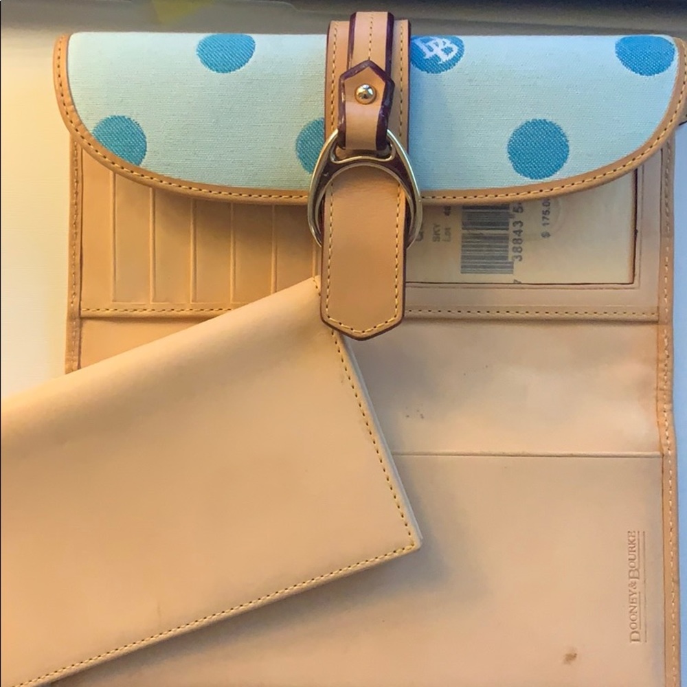 Dooney & Bourke 🤩 -Continental Wallet